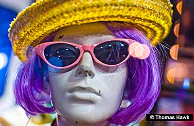 Manequin en plastique avec robe, chapeau et lunettes de soleil